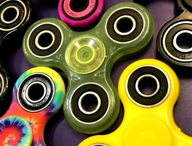 DIY: Πώς να φτιάξετε μόνοι σας τη νέα «τρέλα» Fidget Spinner (βίντεο)